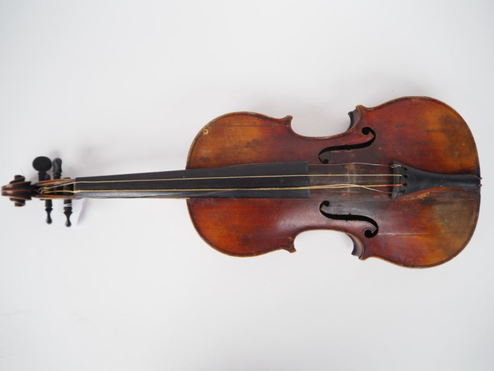 Violon des 	pays de l'est 1880 	4/4 	(cassure de barre)  Expert : Atel