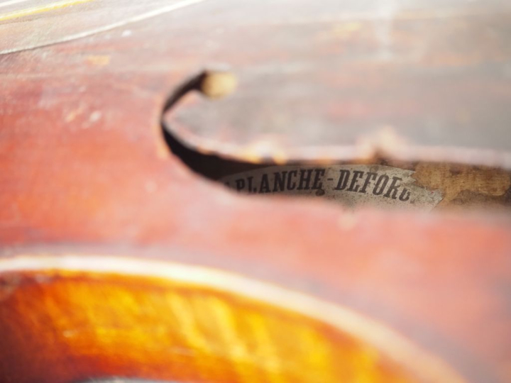 Violon des 	pays de l'est 1880 	4/4 	(cassure de barre)  Expert : Atel