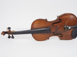 Vente aux enchères Violon des 	Pays de l'est portant l'etiquette "FIORINI"	 4/4	 (cassure