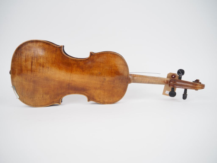 Violon des 	Pays de l'est portant l'etiquette "FIORINI"	 4/4	 (cassure