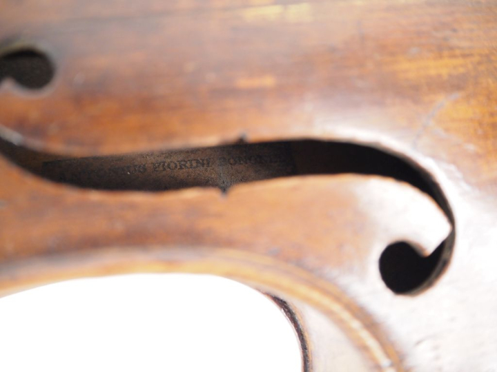 Violon des 	Pays de l'est portant l'etiquette "FIORINI"	 4/4	 (cassure