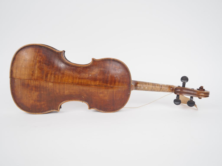 Violon	 portant l'etiquette Bergonzi	 4/4	 (fractures sur la table)  E