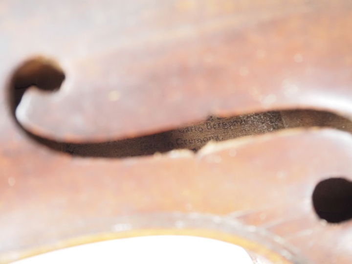 Violon	 portant l'etiquette Bergonzi	 4/4	 (fractures sur la table)  E