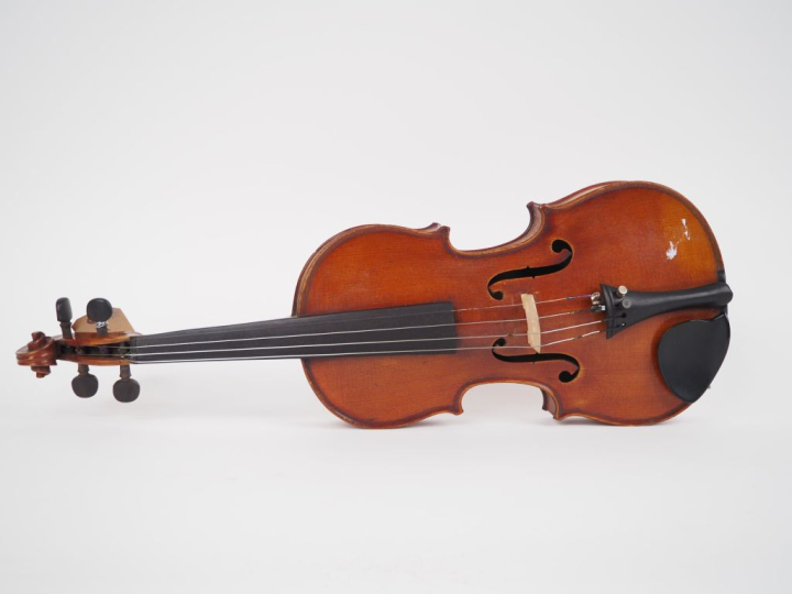 Violon	 fait à Mirecourt vers 1900 	3/4	 (mauvais état)  Expert : Atel