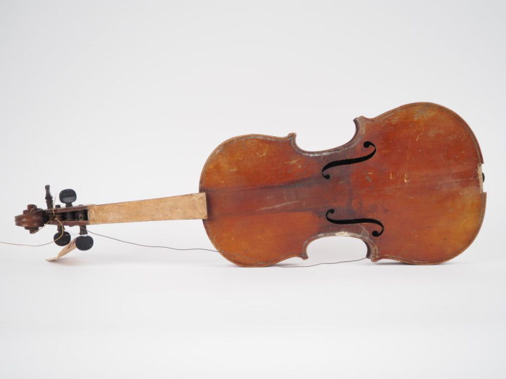 Violon 	fait à Mirecourt portant l'etiquette "l'adulte"	 3/4 (Trous de