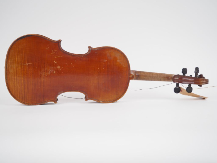 Violon 	fait à Mirecourt portant l'etiquette "l'adulte"	 3/4 (Trous de