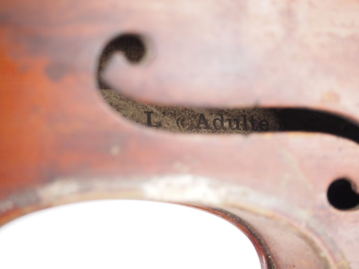 Violon 	fait à Mirecourt portant l'etiquette "l'adulte"	 3/4 (Trous de