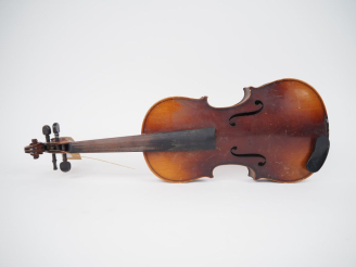 Vente aux enchères Violon 	de fabrication industrielle 3/4	 bon état Expert : Atelier Dal