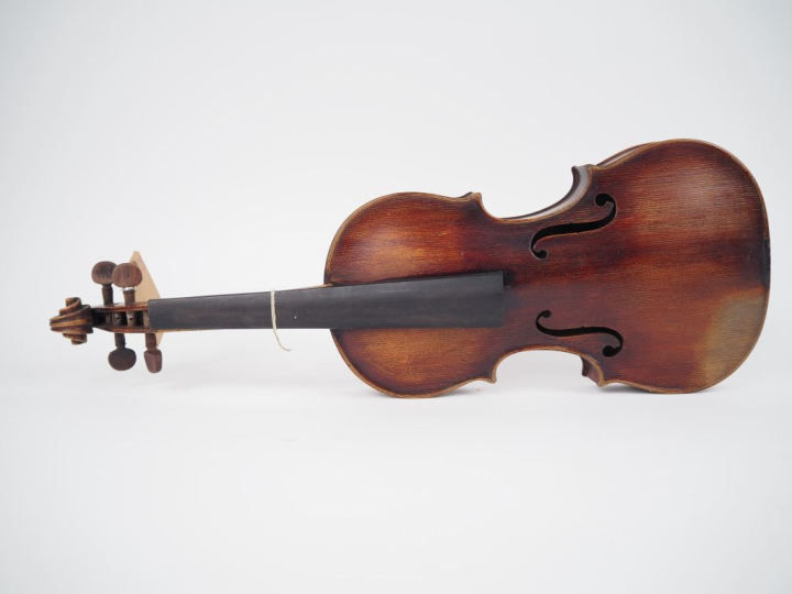 Violon 	allemand portant l'étiquette "JACOBUS STAINER"	 4/4 	(Trous de