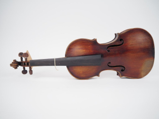 Vente aux enchères Violon 	allemand portant l'étiquette "JACOBUS STAINER"	 4/4 	(Trous de