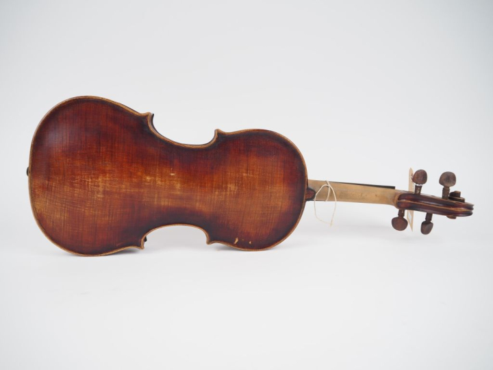 Violon 	allemand portant l'étiquette "JACOBUS STAINER"	 4/4 	(Trous de