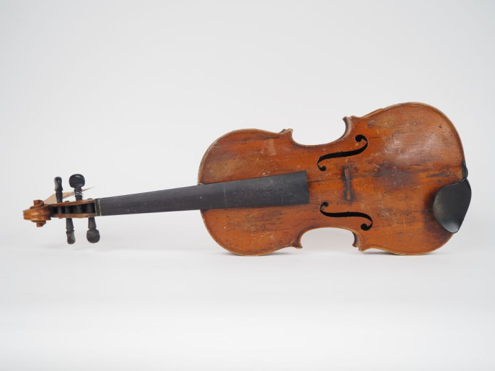 Violon 	fait à  Mirecourt vers 1870	 4/4 	(talon cassé, cassure d'ame)