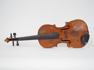 Vente aux enchères Violon 	fait à  Mirecourt vers 1870	 4/4 	(talon cassé, cassure d'ame)