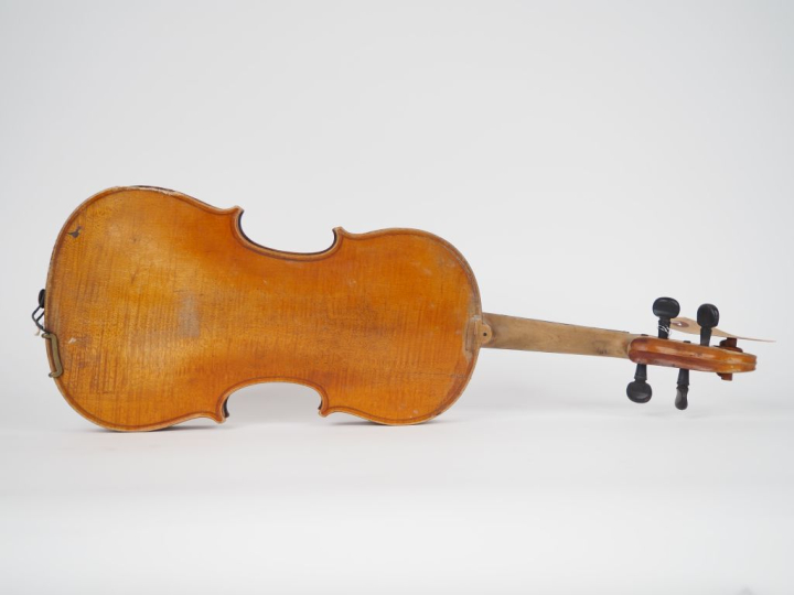 Violon 	fait à  Mirecourt vers 1870	 4/4 	(talon cassé, cassure d'ame)