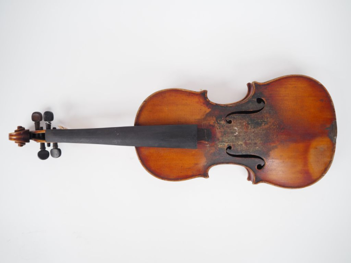 Violon	 français portant l'étiquette "Bernardel"	 4/4 	(Trous de vers 