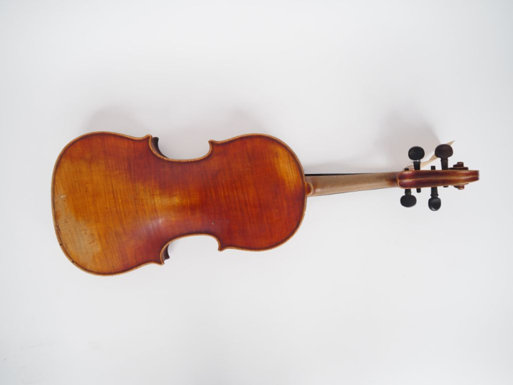 Violon	 français portant l'étiquette "Bernardel"	 4/4 	(Trous de vers 