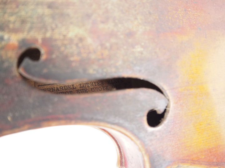 Violon	 français portant l'étiquette "Bernardel"	 4/4 	(Trous de vers 