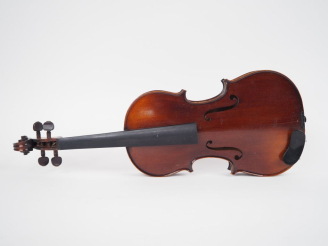Vente aux enchères Violon	 français semi-industriel	 4/4 	(table et dos moulés) Expert : 