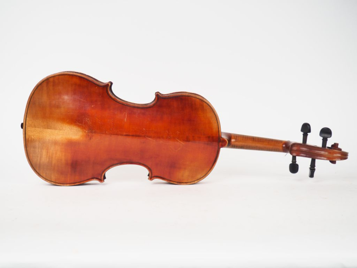 Violon	 fait à Mirecourt vers 1930 semi-industriel 	4/4 (	table et dos