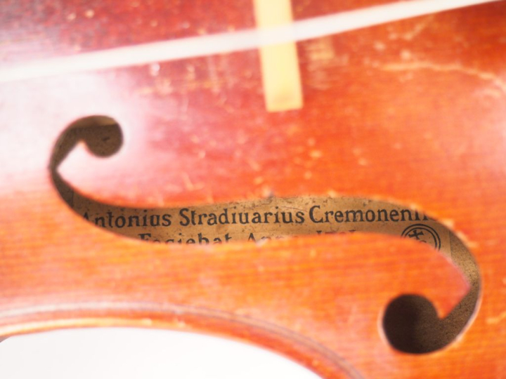 Violon	 fait à Mirecourt vers 1930 semi-industriel 	4/4 (	table et dos