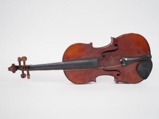 Vente aux enchères Violon	 fait à Mirecourt 	3/4 	(cassure d'âme dans le dos)  Expert : A