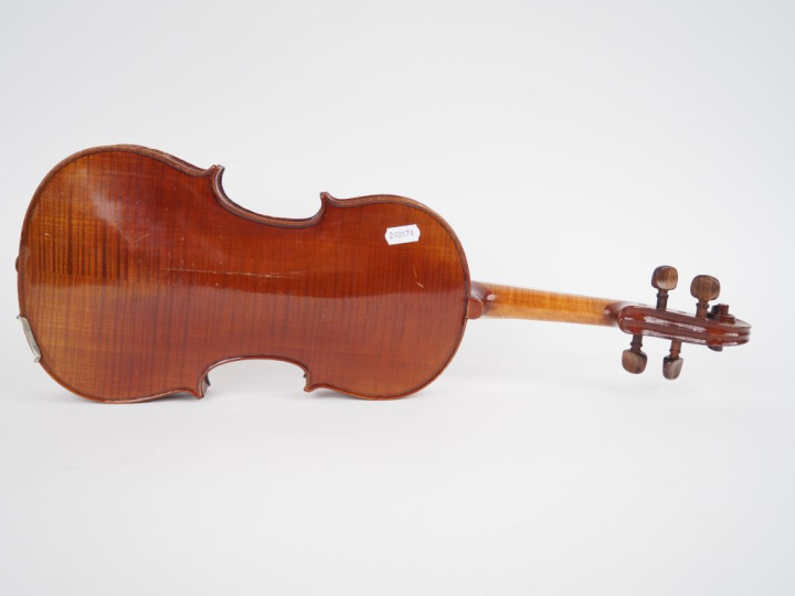 Violon	 fait à Mirecourt 	3/4 	(cassure d'âme dans le dos)  Expert : A