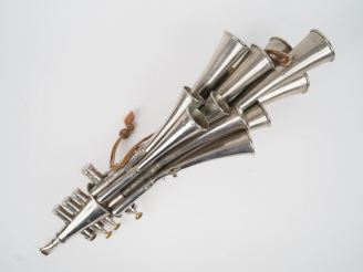 Vente aux enchères Martinophone à 4 pistons et 13 tons. H.  58 cm