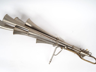 Vente aux enchères Martinophone à 3 pistons et 8 tons.  H. 100 cm