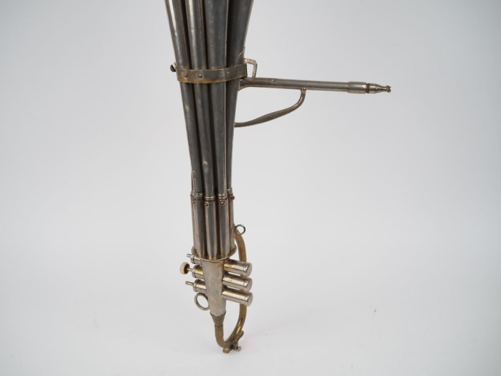 Martinophone à 3 pistons et 8 tons.  H. 100 cm