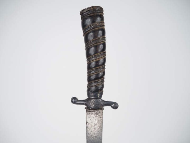 Couteau de vénerie.  Poignée en ébène (fêles et manque le lamé d’argen