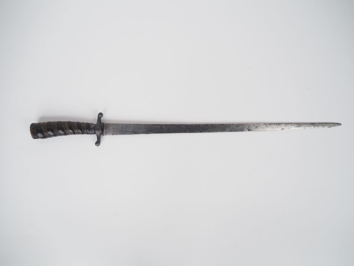 Couteau de vénerie.  Poignée en ébène (fêles et manque le lamé d’argen
