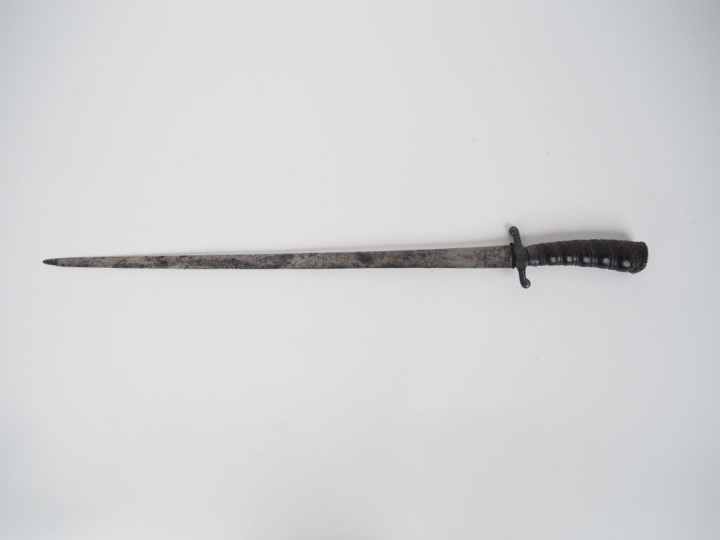 Couteau de vénerie.  Poignée en ébène (fêles et manque le lamé d’argen