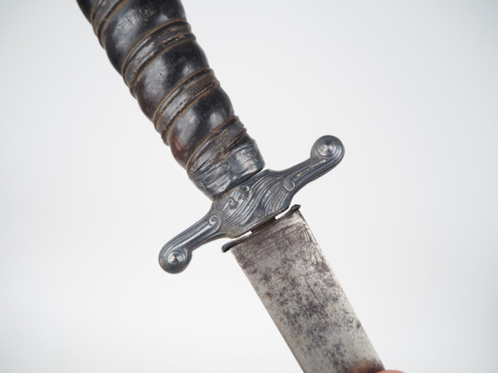 Couteau de vénerie.  Poignée en ébène (fêles et manque le lamé d’argen