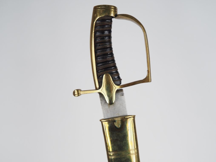 Sabre d’officier de cavalerie légère.  Poignée recouverte de cuir avec