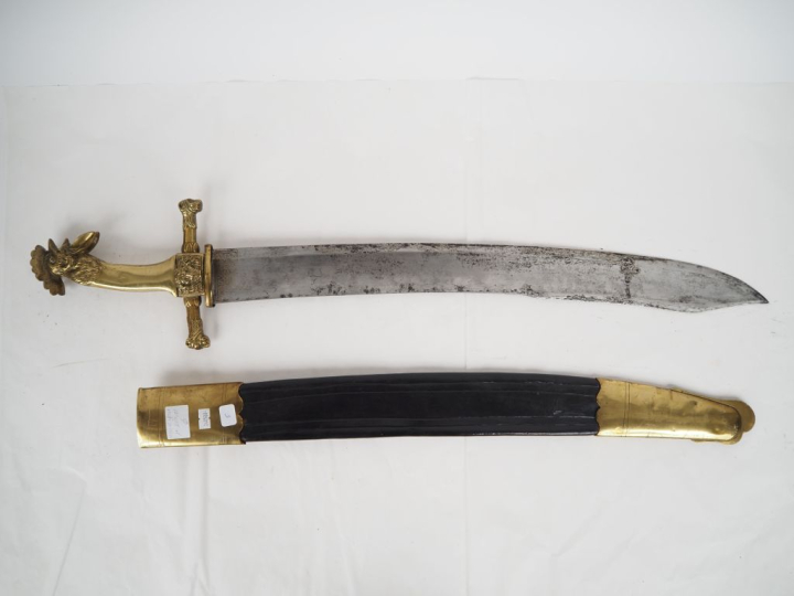 Fort glaive de sapeur.  Poignée en bronze, à pans, à tête de coq hurla