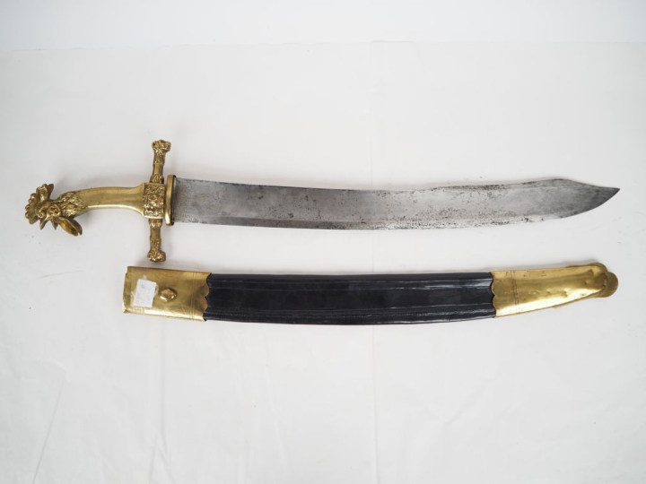 Fort glaive de sapeur.  Poignée en bronze, à pans, à tête de coq hurla