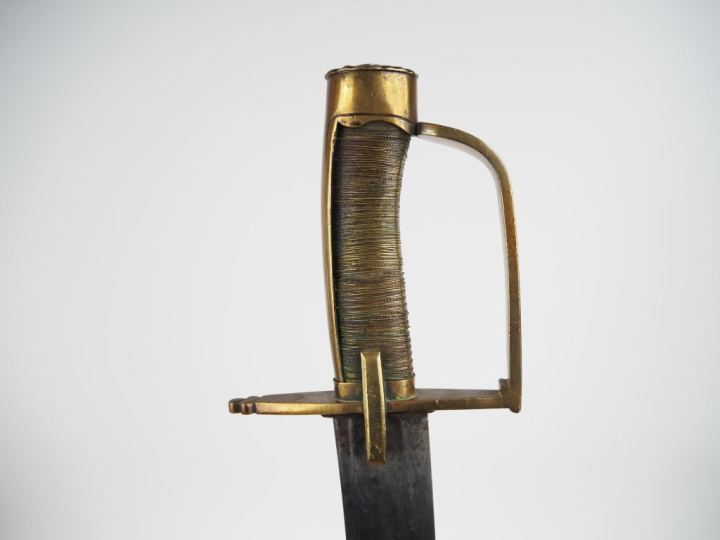 Sabre de hussard.  Poignée à double filigrane de laiton. Monture en la