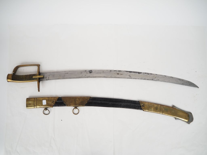 Sabre de hussard.  Poignée à double filigrane de laiton. Monture en la