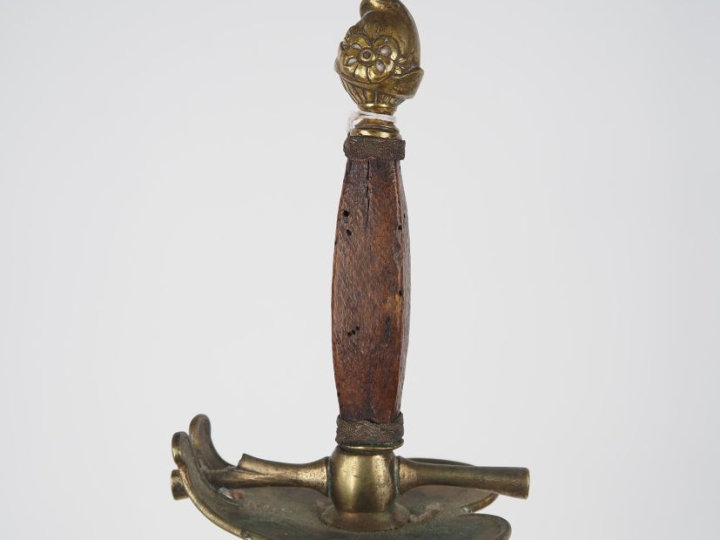 Épée d’uniforme.  Monture en laiton, pommeau au casque empanaché. Manq