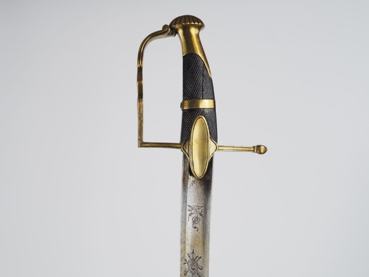 Sabre d’officier d’infanterie type 1800.  Poignée en bois quadrillé (f