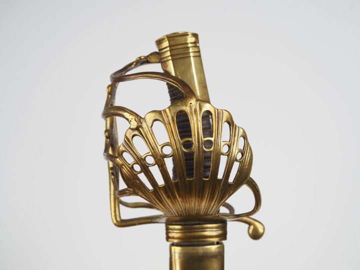 Sabre de cavalerie lourde à garde de bataille.  Poignée recouverte de 
