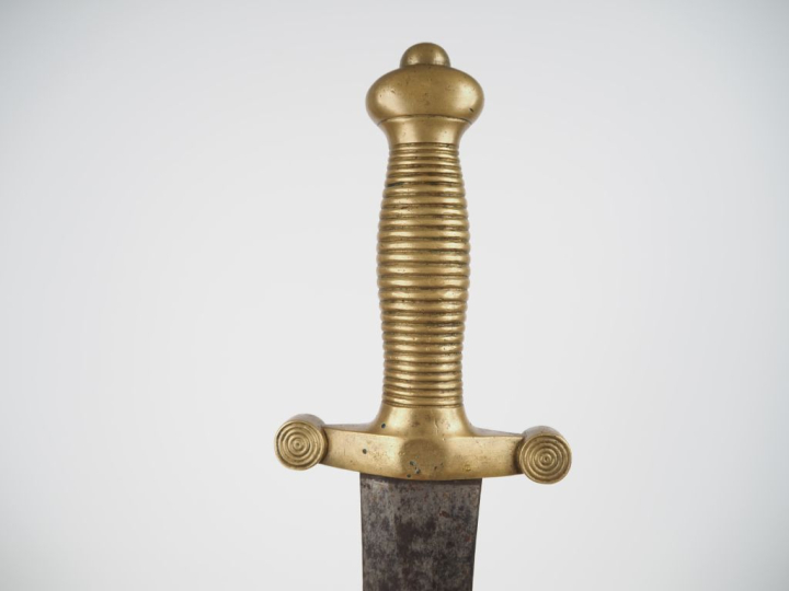 Glaive modèle 1831.  Poignée en bronze poinçonné. Lame à arête médiane