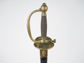 Vente aux enchères Épée de sous-officier. Fusée filigranée de laiton. Monture en laiton, 