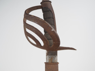 Vente aux enchères Sabre d’officier de cavalerie italien modèle 1864.  Poignée en bois en