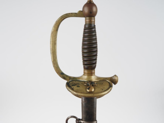 Vente aux enchères Épée de sous-officier modèle 1884. Fusée en corne filigranée de laiton