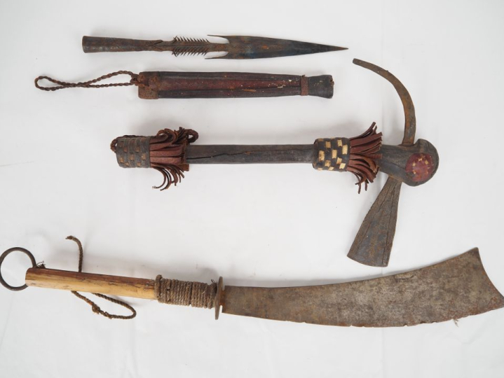 Trois armes :  -Petit sabre d’Asie du Sud Est type Ramdao.  Lame évasé