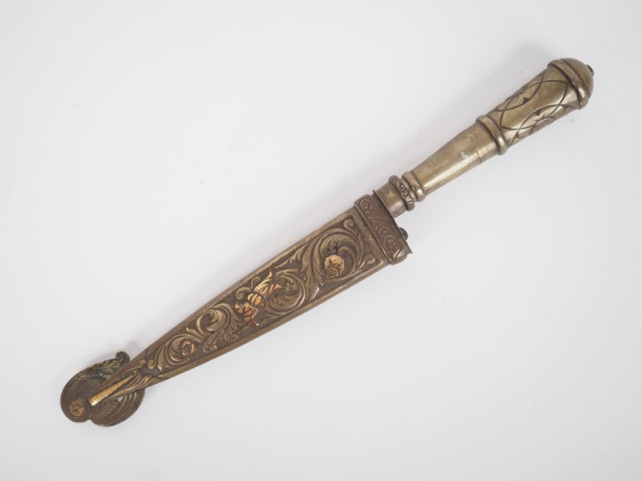 Couteau de gaucho, argentin.  Monture en fourreau en argent à bas titr