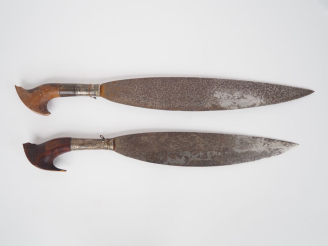 Vente aux enchères Deux couteaux « Moro Barung »  Poignées en bois (accidents et éclats),