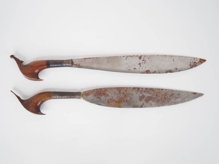 Deux couteaux « Moro Barung »  Poignées en bois (fèles et petits éclat