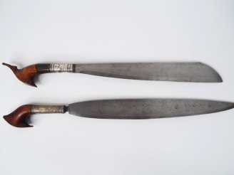 Vente aux enchères Deux couteaux « Moro Barung »  a)	Poignée en bois, virole en metal arg